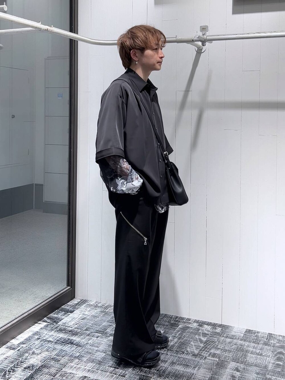 ブラック系のスラックス、ブラック系のシャツ/ブラウス、ブラック系のサンダルを着用したメンズの春コーディネートの3枚目の写真