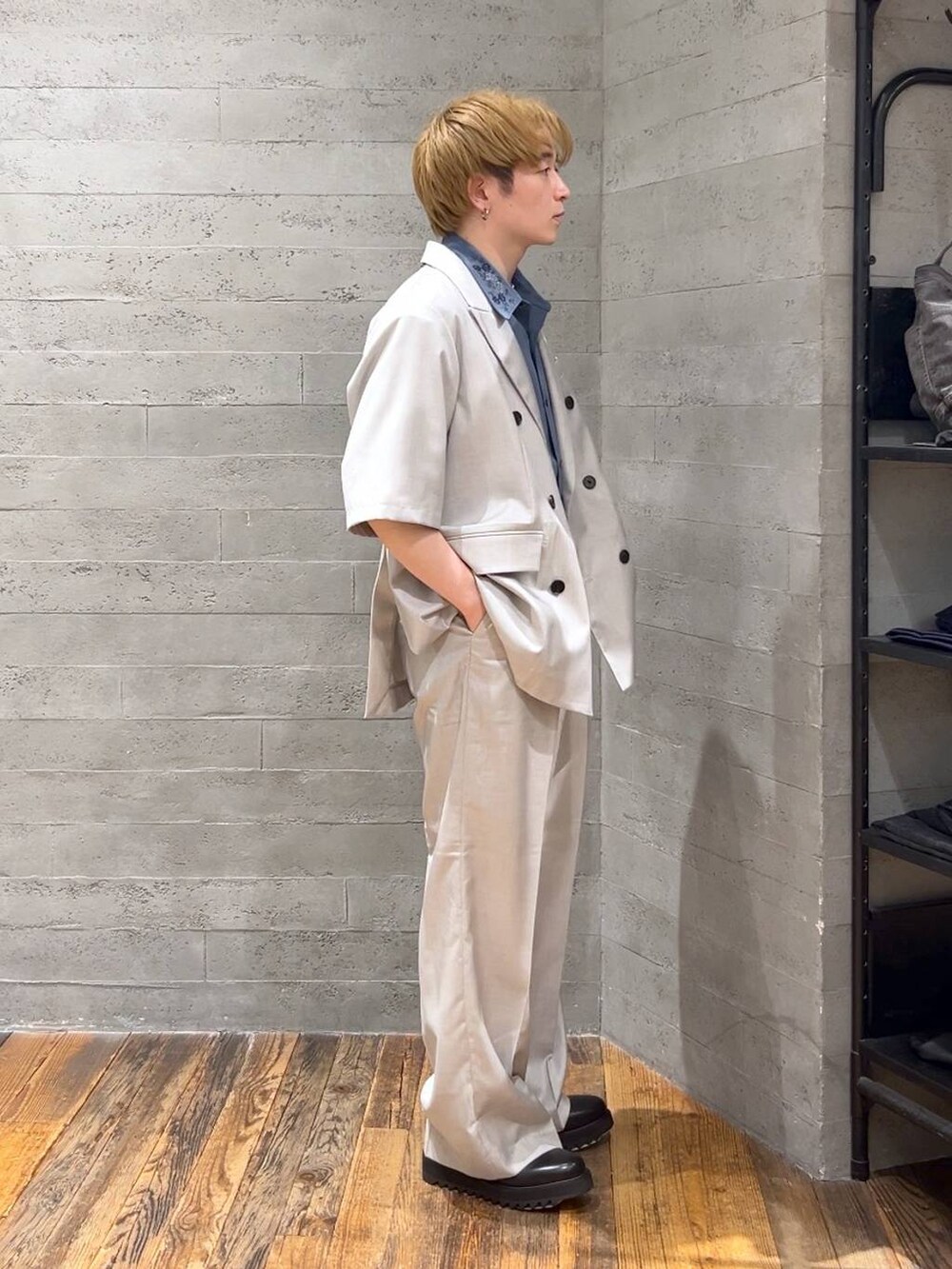 ブルー系のシャツ/ブラウス、ブラック系のドレスシューズ、グレー系のテーラードジャケットを着用したメンズの春コーディネートの2枚目の写真