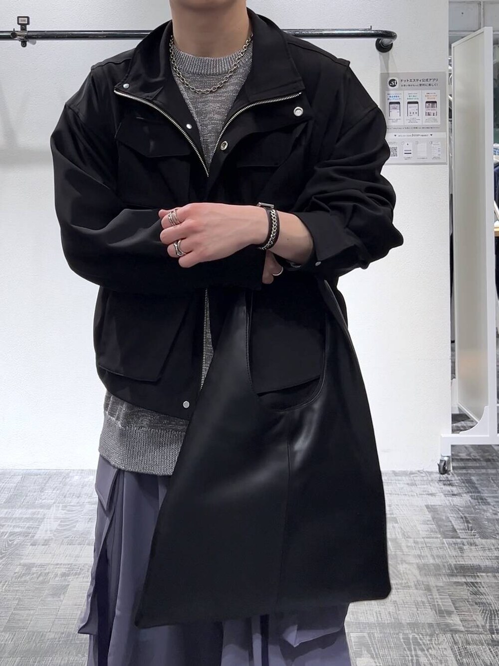 ブラック系のブルゾン、グレー系のニット/セーター、ブラック系のドレスシューズを着用したメンズの春コーディネートの5枚目の写真