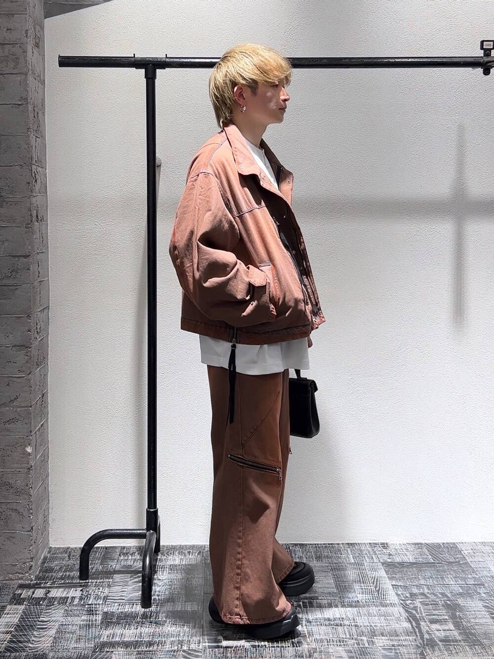 レッド系のデニムジャケット、レッド系のデニムパンツ、ホワイト系のTシャツ/カットソーを着用したメンズの春コーディネートの3枚目の写真