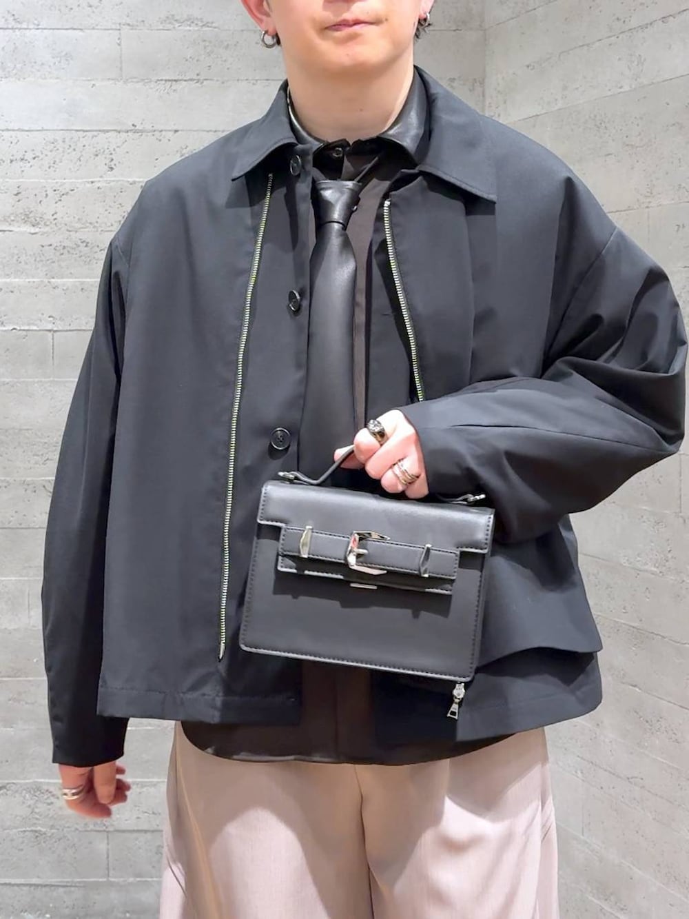 ブラック系のローファー、ブラック系のハンドバッグ、ブラウン系のシャツ/ブラウスを着用したメンズの冬コーディネートの5枚目の写真