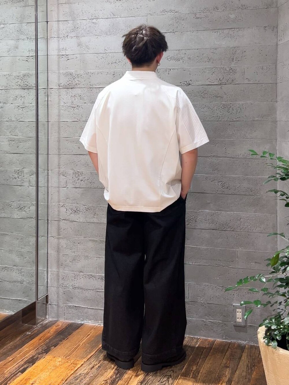 ブラック系のスニーカー、ブラック系のデニムパンツ、ホワイト系のTシャツ/カットソーを着用したメンズの夏コーディネートの3枚目の写真