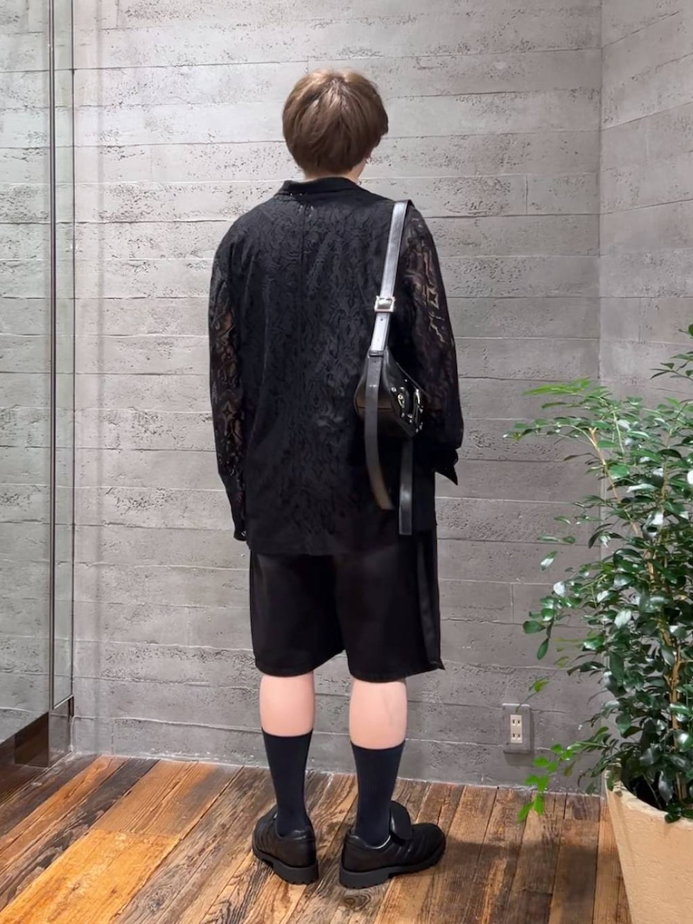 ブラック系のテーラードジャケット、ブラック系のショルダーバッグ、ブラック系のTシャツ/カットソーを着用したメンズの春コーディネートの3枚目の写真