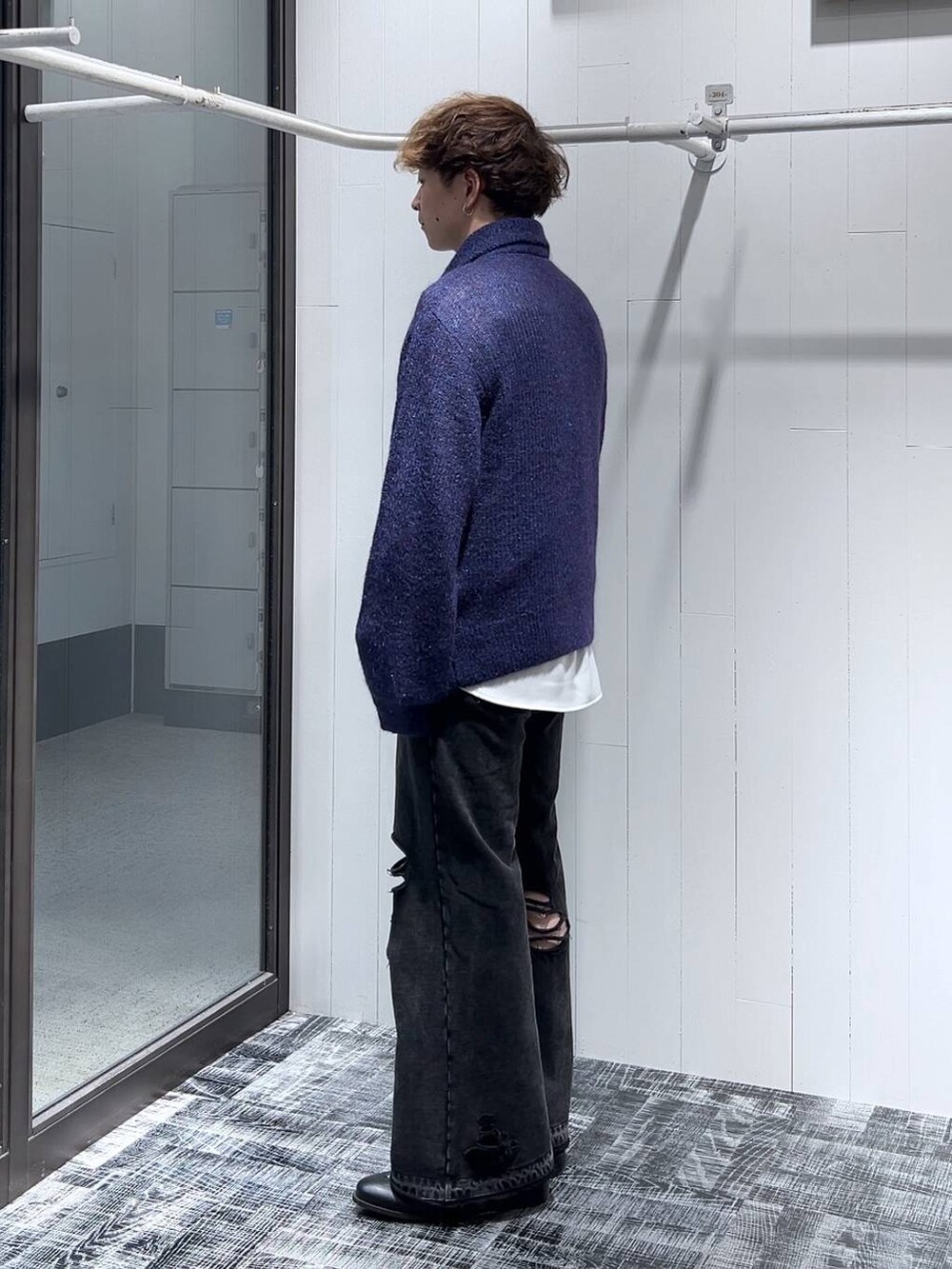 「低身長、きれいめ、モード、オーバーサイズ、HARE、シャツ、ニット、セールコーデ、スウェットパンツ」｜「HAREの【SET UP対応】TOROMIシシュウシャツ(HARE)（シャツ/ブラウス、ホワイト系）」を使った、HARE     もりたいさん（メンズ・168cm）の秋コーディネートの4枚目の写真