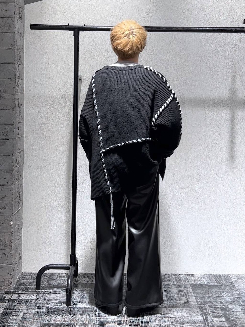 ブラック系のドレスシューズ、ブラック系のその他パンツ、グレー系のスウェットを着用したメンズの秋コーディネートの4枚目の写真