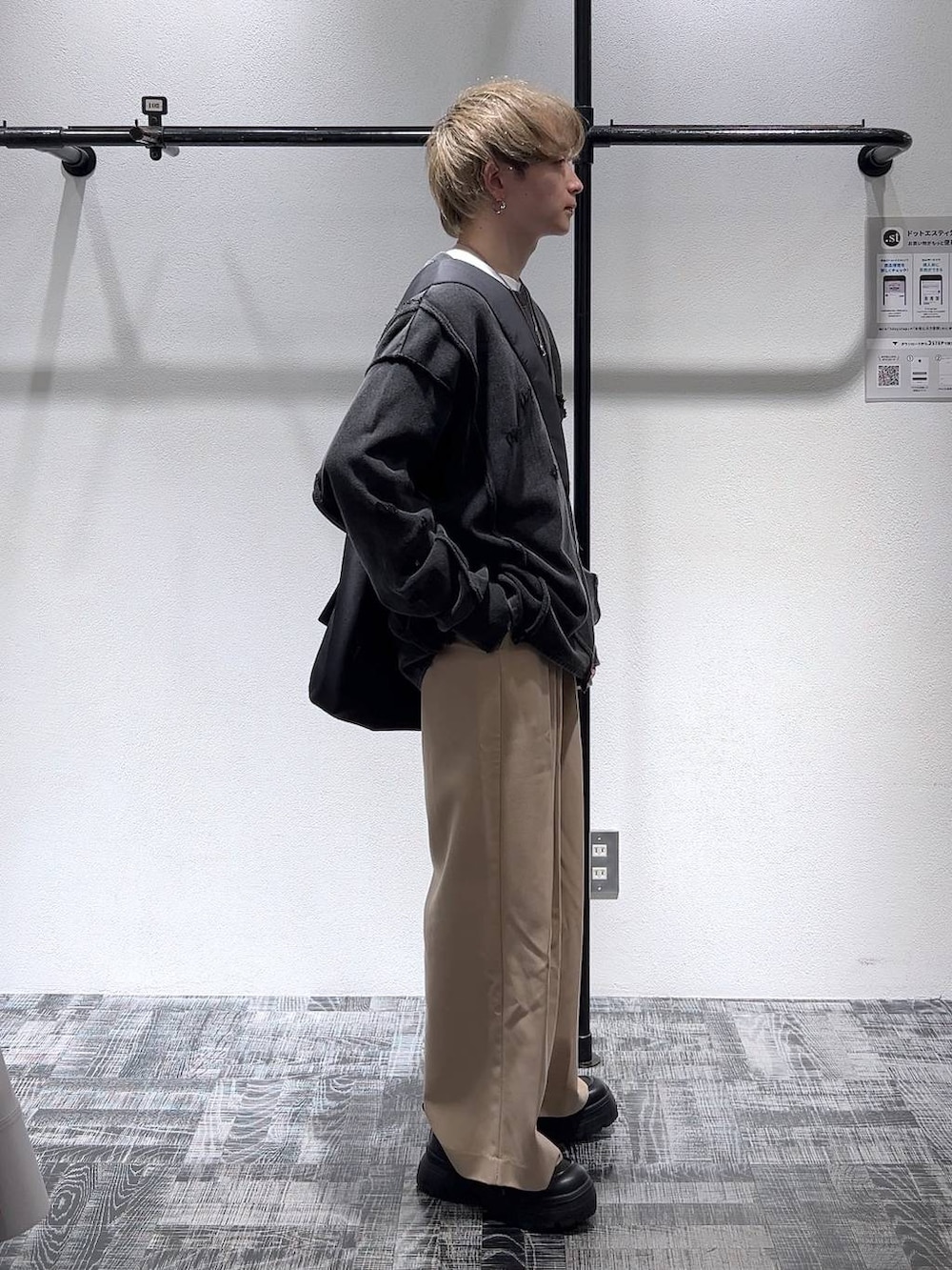 ブラック系のスニーカー、ホワイト系のTシャツ/カットソー、ブラック系のスウェットを着用したメンズの冬コーディネートの4枚目の写真