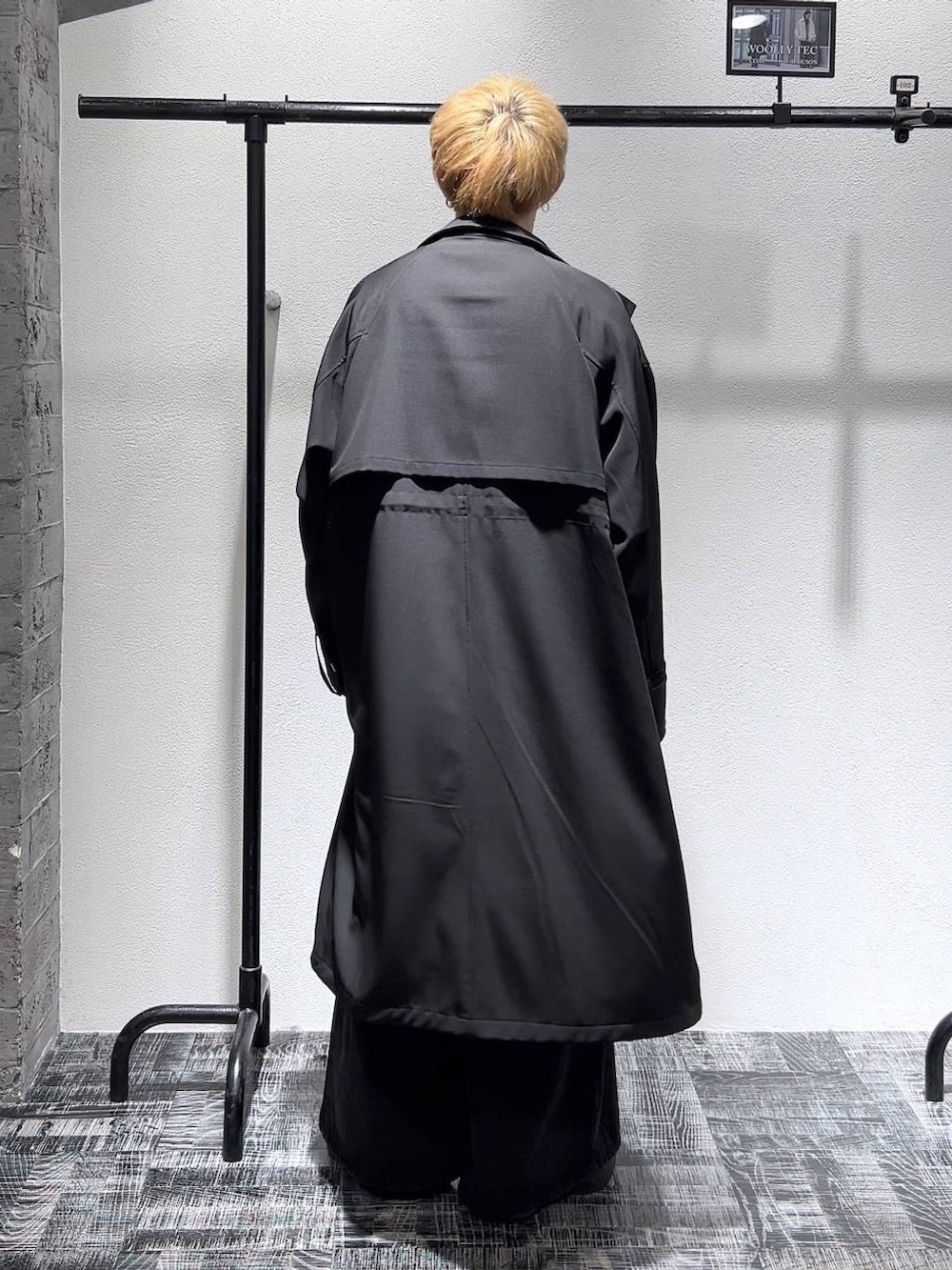 ブラック系のブーツ、ブラック系のトレンチコート、ブラック系のデニムパンツを着用したメンズの冬コーディネートの4枚目の写真