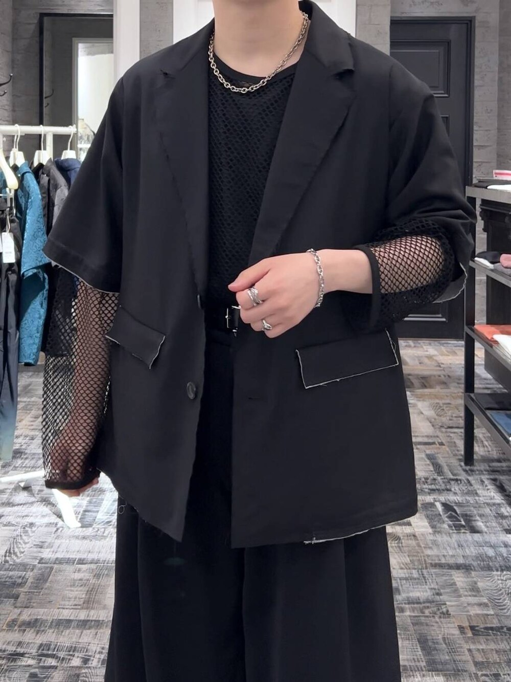 ブラック系のテーラードジャケット、ブラック系のサンダル、グレー系のTシャツ/カットソーを着用したメンズの夏コーディネートの4枚目の写真