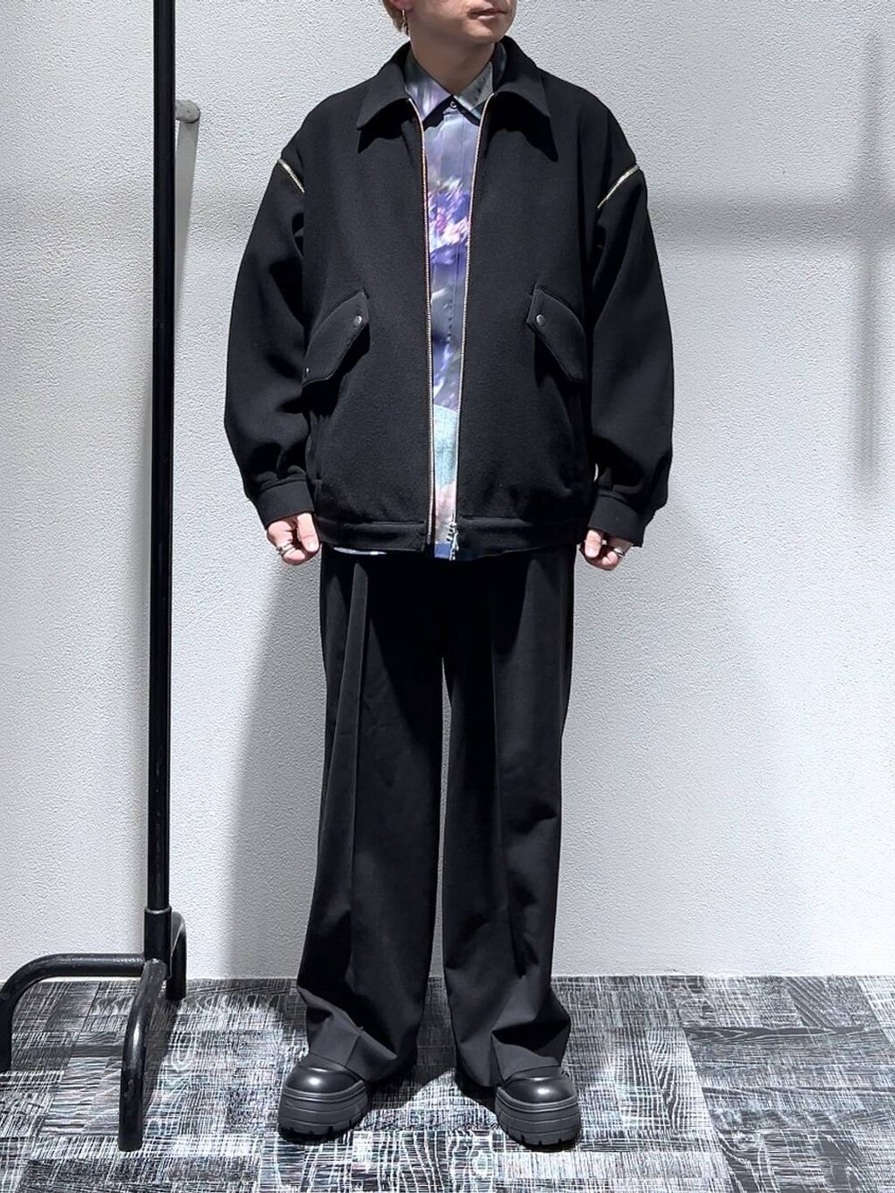 ブラック系のブルゾン、ブラック系のブーツ、ブルー系のシャツ/ブラウスを着用したメンズの冬コーディネートの2枚目の写真