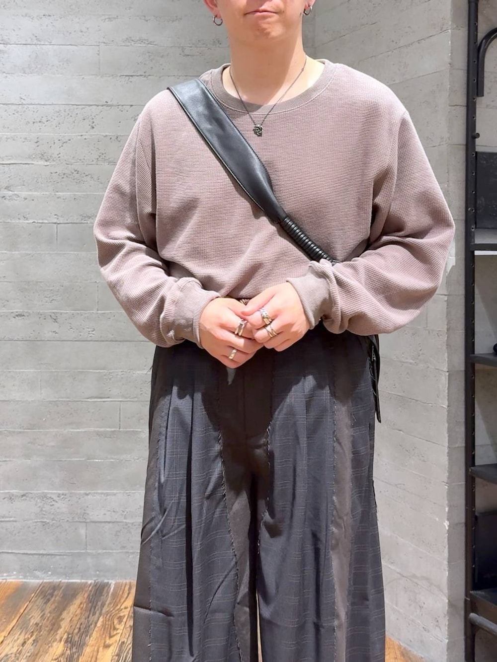 「低身長、きれいめ、オーバーサイズ、HARE、ワイドパンツ、Tシャツ、ショルダーバッグ、モード、秋コーデ」｜「HAREのウェスタンバックルベルト(HARE)（ベルト、ブラック系）」を使った、HARE     もりたいさん（メンズ・168cm）の秋コーディネートの5枚目の写真