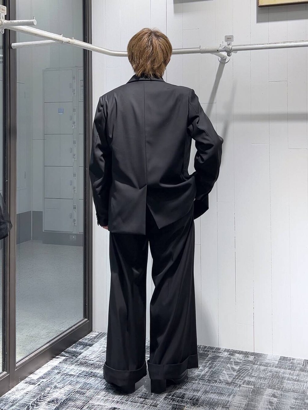 ホワイト系のシャツ/ブラウス、ブラック系のブーツ、ブラック系のネクタイを着用したメンズの冬コーディネートの3枚目の写真