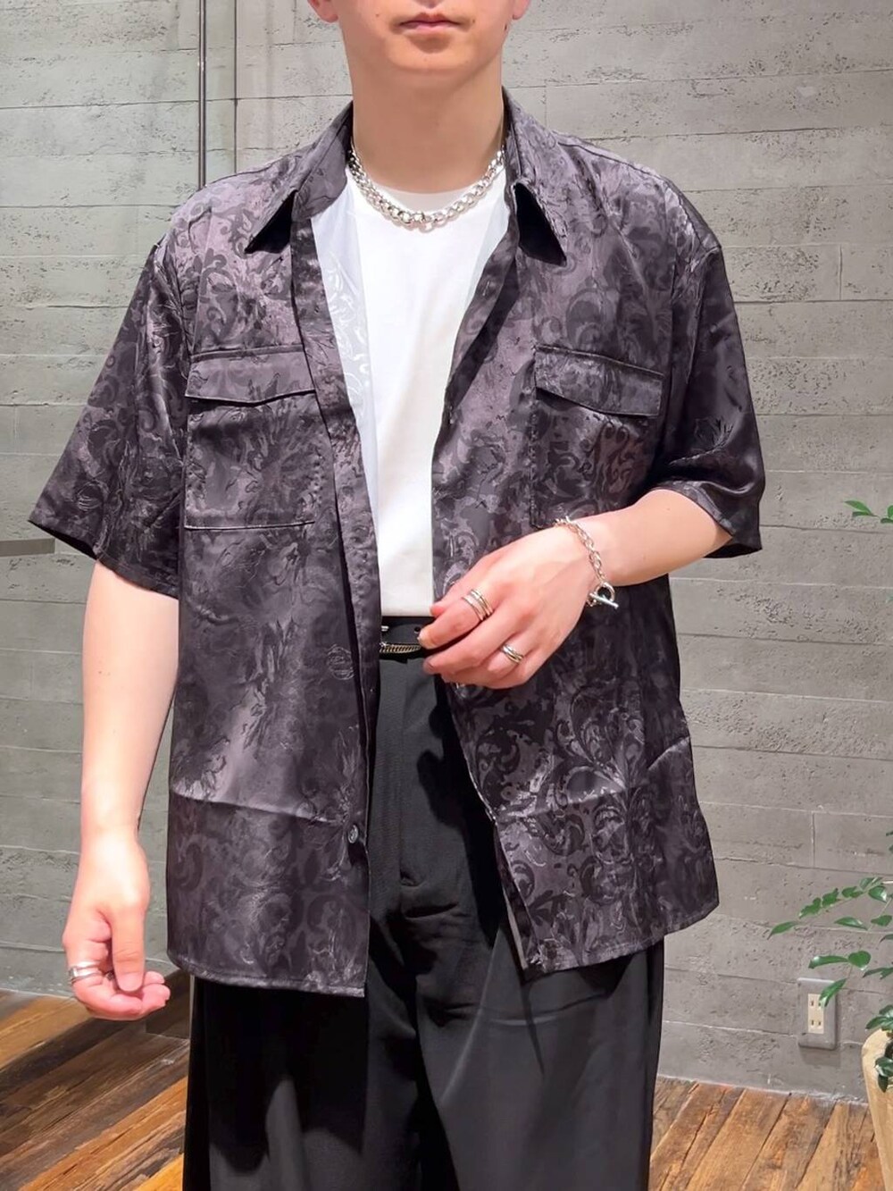 ブラック系のサンダル、ホワイト系のTシャツ/カットソー、ブラック系のスラックスを着用したメンズの夏コーディネートの5枚目の写真