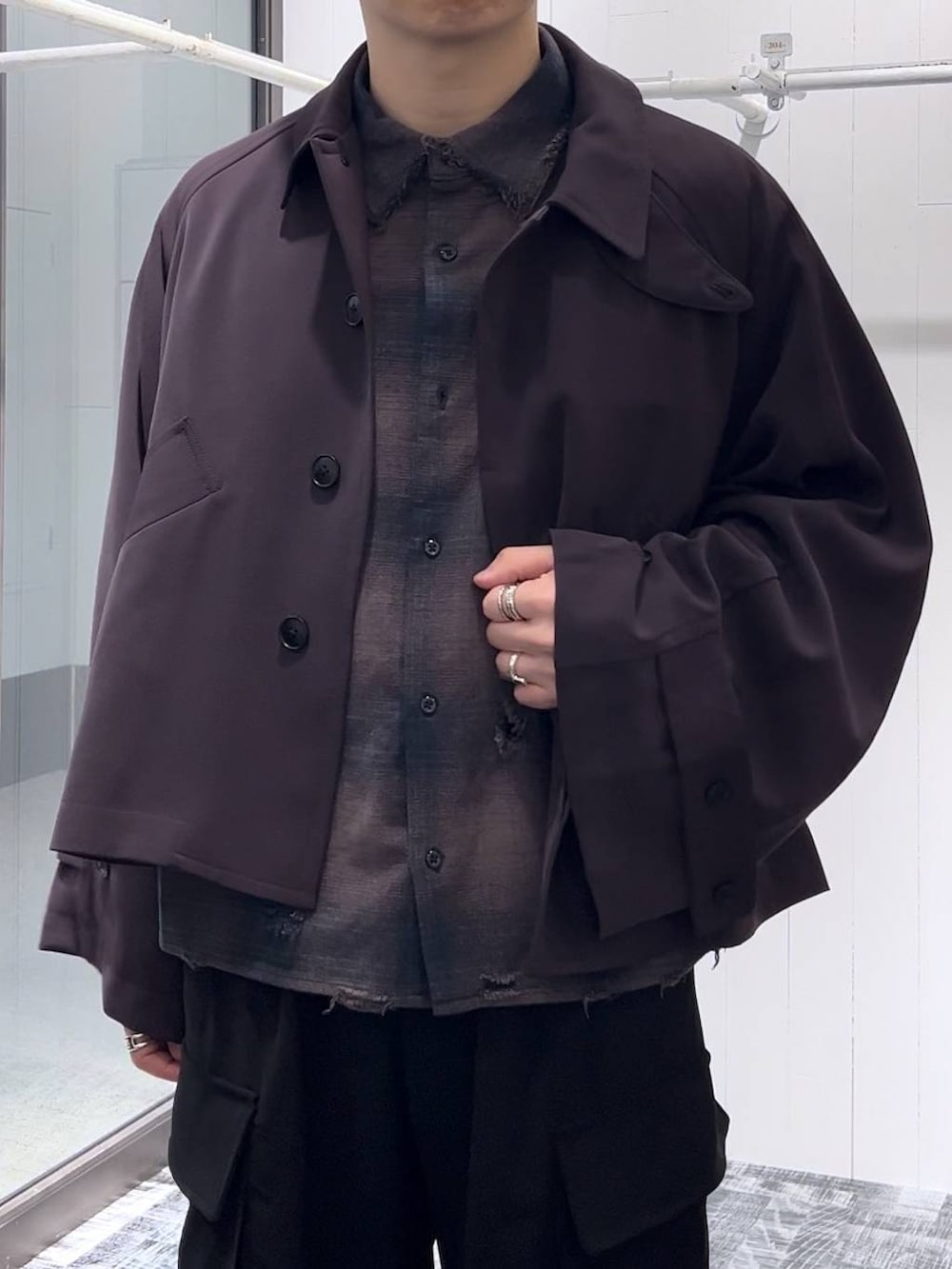 レッド系のブルゾン、ブラック系のカーゴパンツ、ブラック系のドレスシューズを着用したメンズの秋コーディネートの5枚目の写真