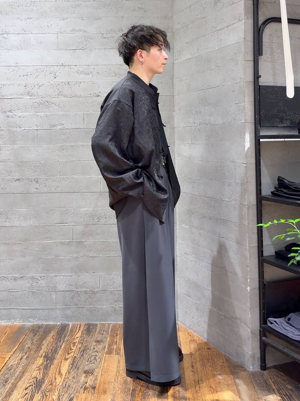 ブラック系のローファー、ブラック系のシャツ/ブラウス、ブラック系のTシャツ/カットソーを着用したメンズの夏コーディネートの2枚目の写真