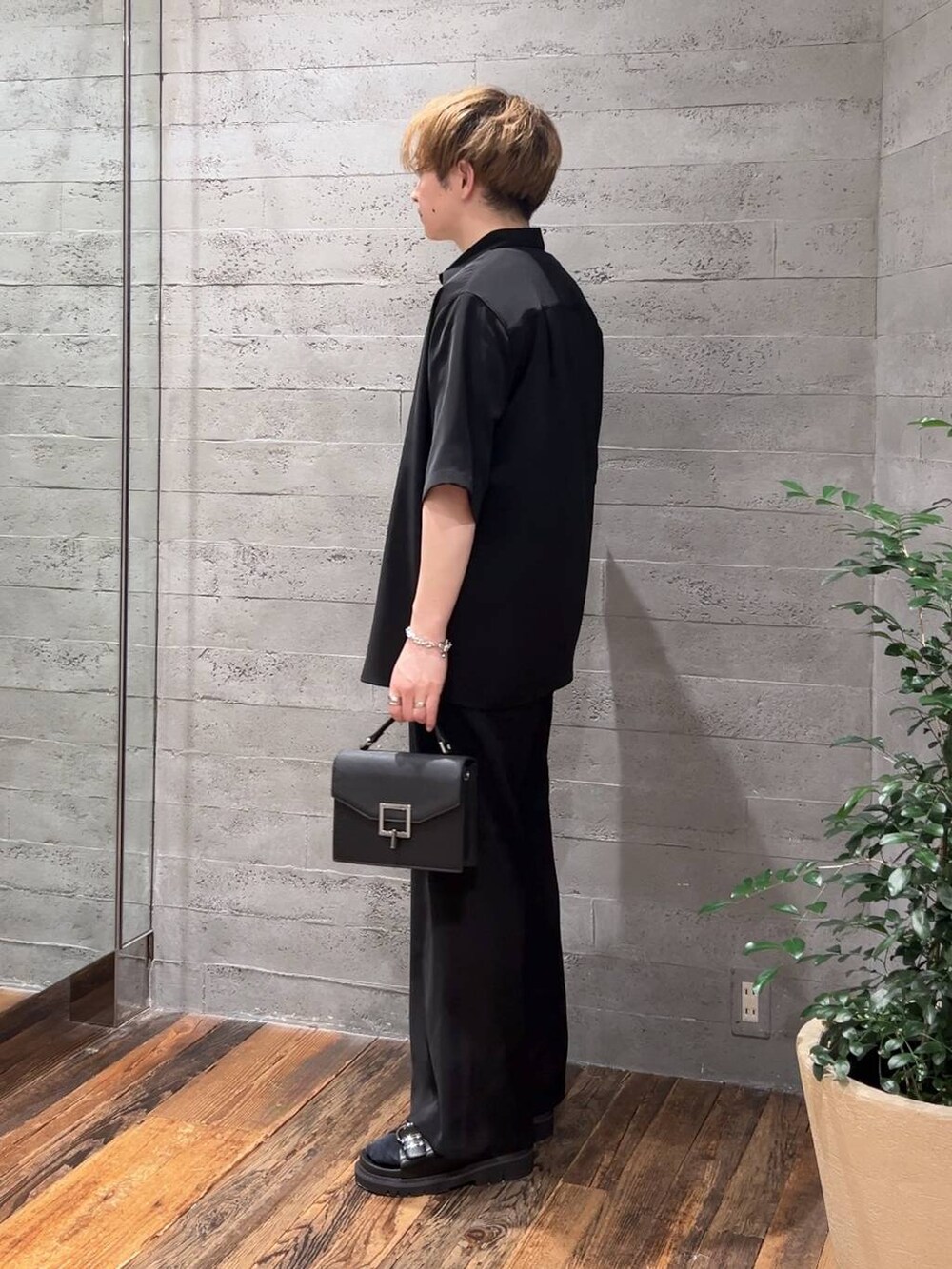 ブラック系のスラックス、ブラック系のシャツ/ブラウス、ブラック系のサンダルを着用したメンズの夏コーディネートの4枚目の写真