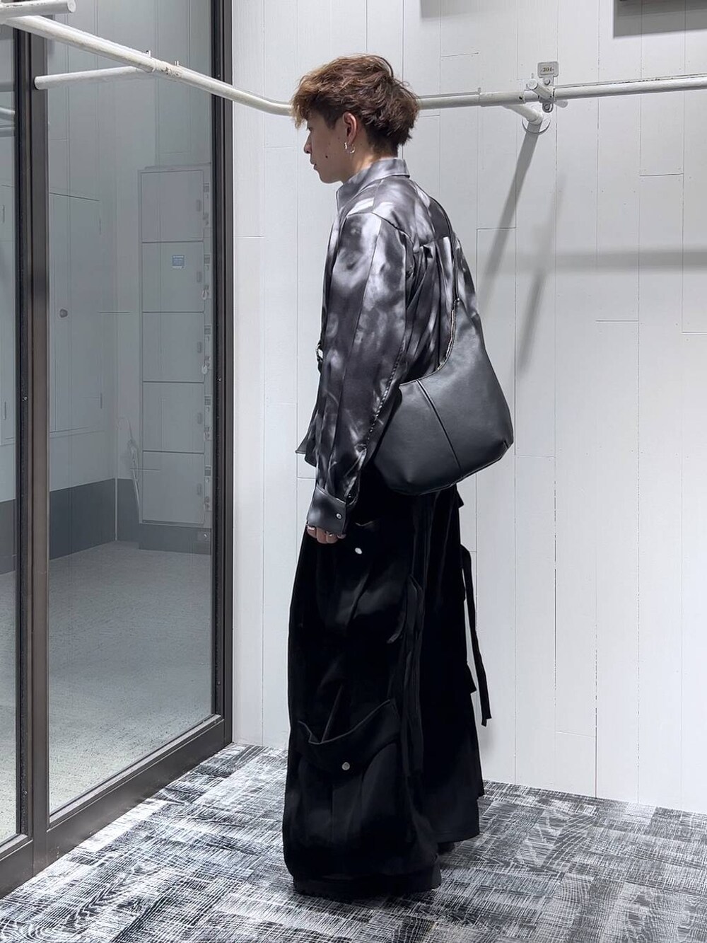 ブラック系のTシャツ/カットソー、ブラック系のショルダーバッグ、ブラック系のカーゴパンツを着用したメンズの夏コーディネートの3枚目の写真