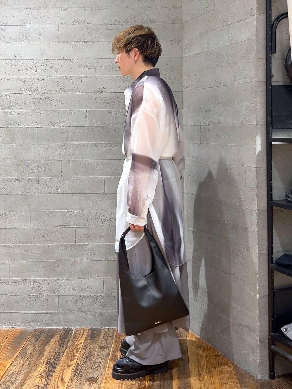 ブラック系のトートバッグ、ブラック系のサンダル、ホワイト系のシャツ/ブラウスを着用したメンズの夏コーディネートの4枚目の写真