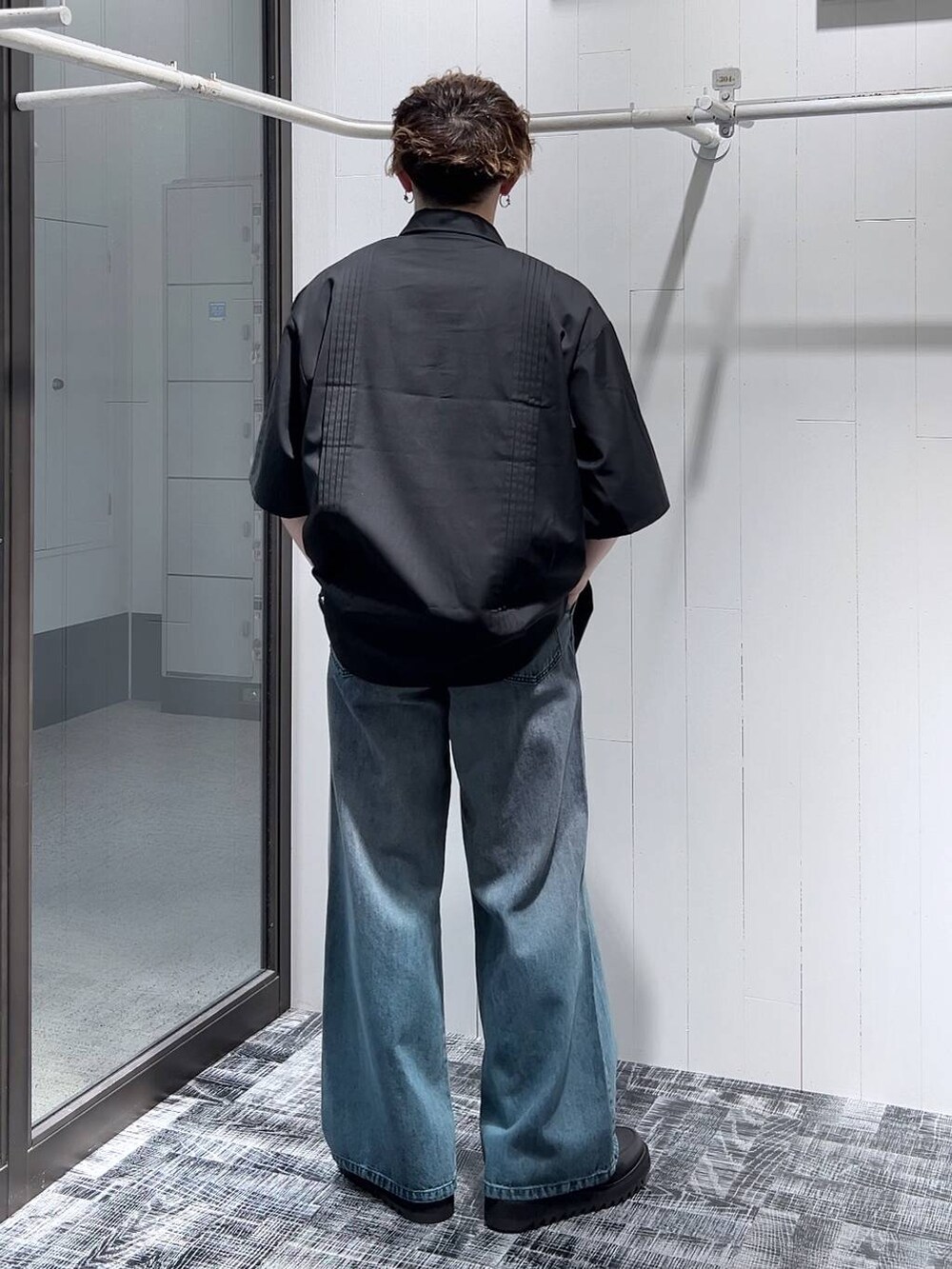 ブルー系のデニムパンツ、ブラック系のシャツ/ブラウス、ブラック系のドレスシューズを着用したメンズの夏コーディネートの3枚目の写真