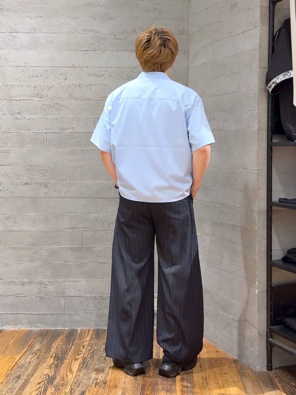 ブラック系のサンダル、ホワイト系のTシャツ/カットソー、ブルー系のスラックスを着用したメンズの夏コーディネートの3枚目の写真