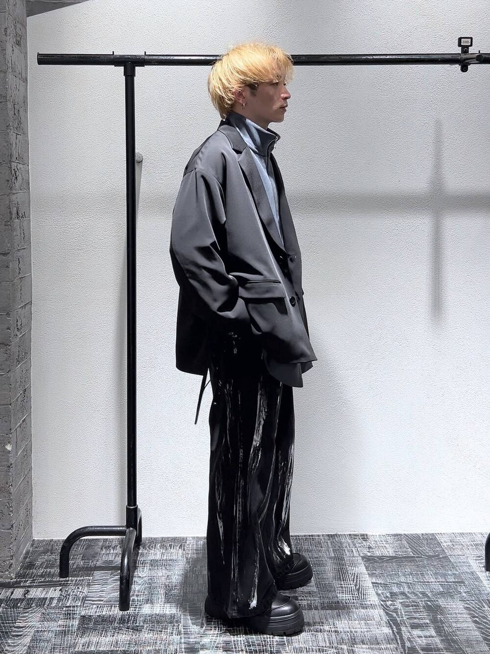 ブラック系のショルダーバッグ、グレー系のスウェット、ブラック系のブーツを着用したメンズの冬コーディネートの3枚目の写真