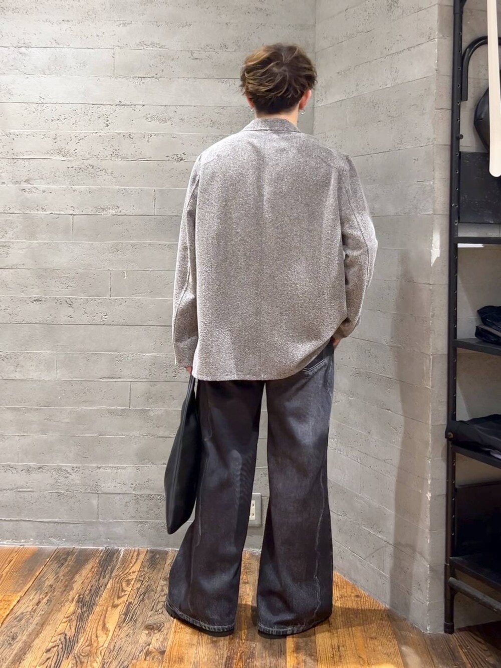 ブラック系のトートバッグ、ブラック系のサンダル、ブラック系のデニムパンツを着用したメンズの夏コーディネートの3枚目の写真