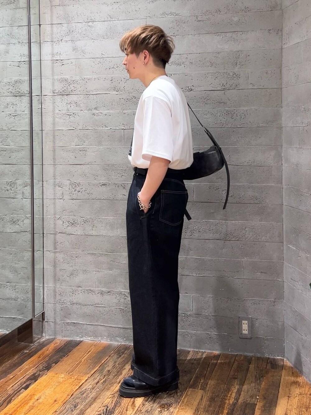 ブラック系のショルダーバッグ、ブラック系のサンダル、ホワイト系のTシャツ/カットソーを着用したメンズの夏コーディネートの4枚目の写真