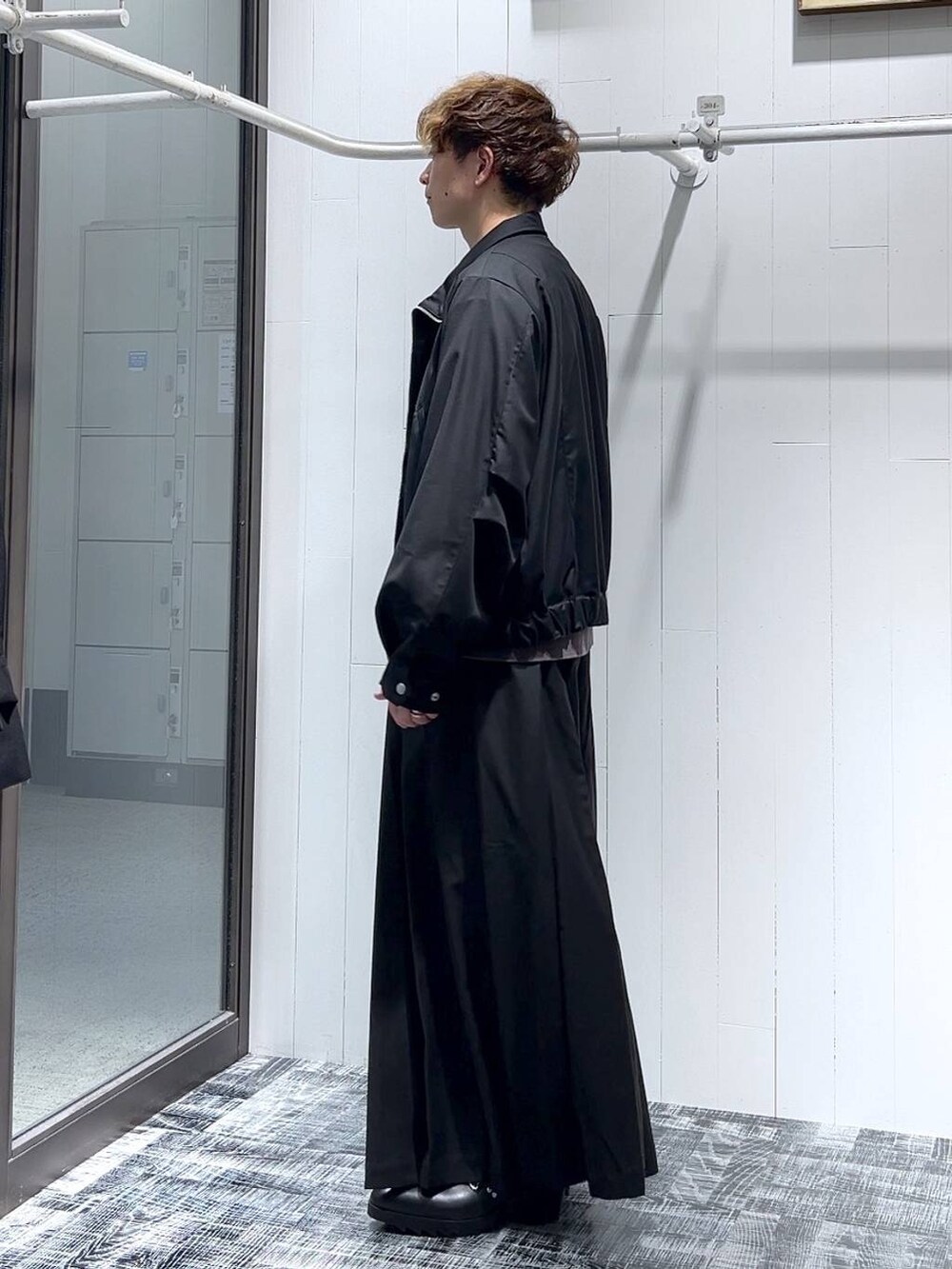 ブラック系のその他パンツ、ブラック系のドレスシューズ、ブラウン系のスウェットを着用したメンズの秋コーディネートの4枚目の写真