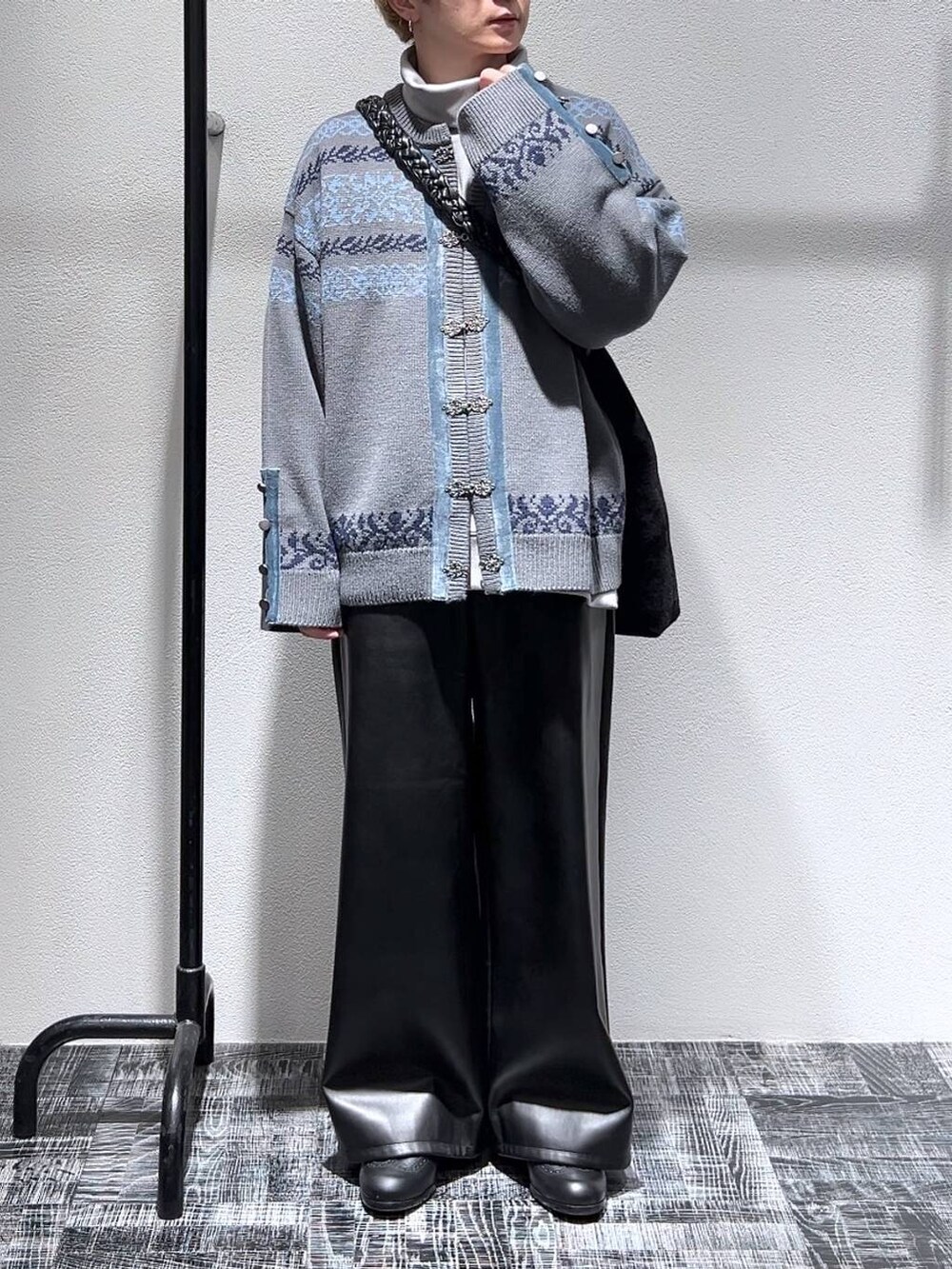 ブラック系のその他パンツ、グレー系のスウェット、グレー系のカーディガン/ボレロを着用したメンズの冬コーディネートの2枚目の写真