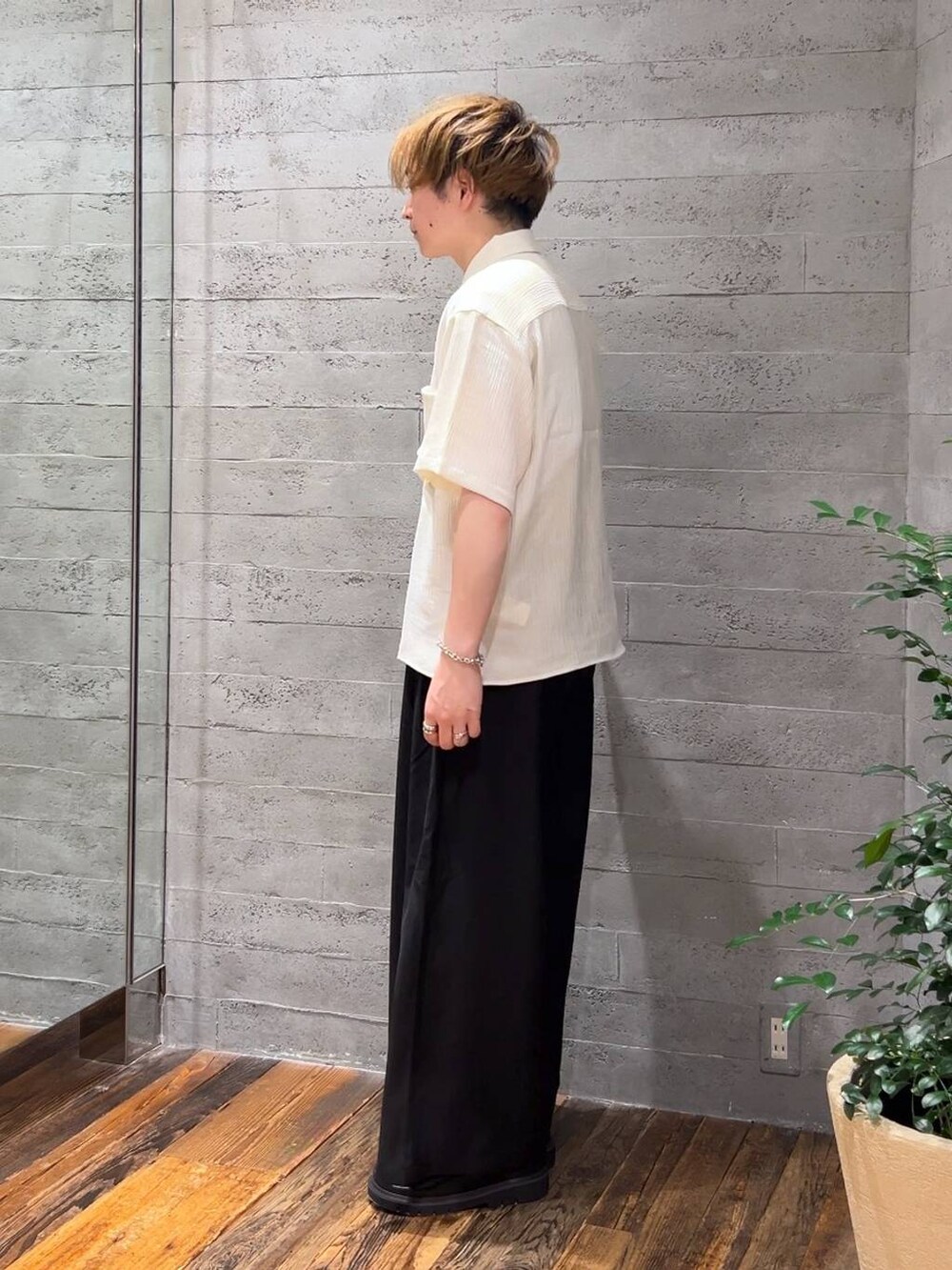 ブラック系のサンダル、ブラック系のスラックス、ホワイト系のシャツ/ブラウスを着用したメンズの夏コーディネートの4枚目の写真