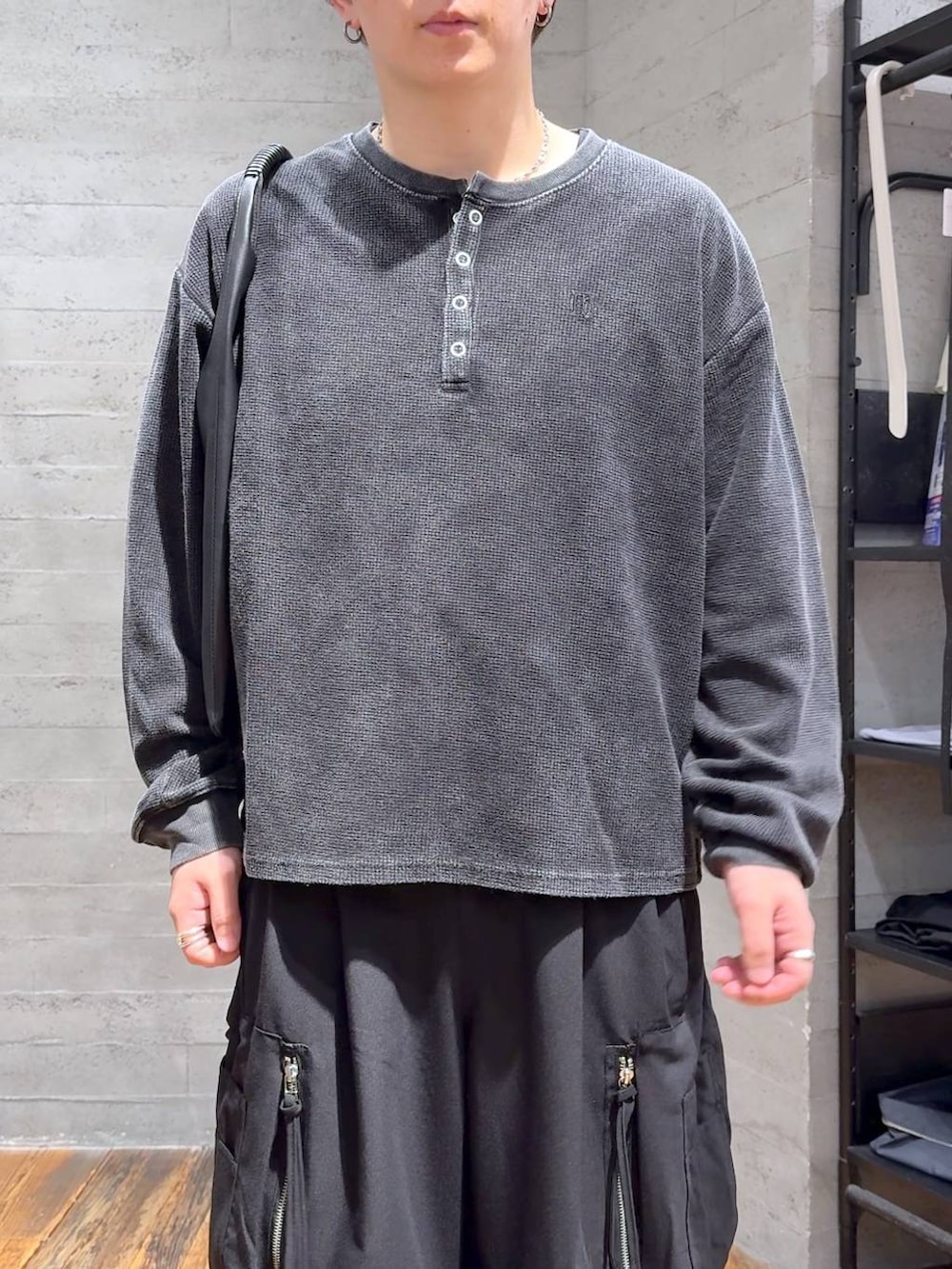 ブラック系のTシャツ/カットソー、ブラック系のトートバッグ、ブラック系のサンダルを着用したメンズの夏コーディネートの5枚目の写真