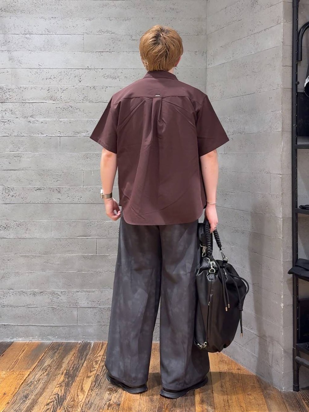 ブラウン系のシャツ/ブラウス、ホワイト系のTシャツ/カットソー、グレー系のスラックスを着用したメンズの夏コーディネートの3枚目の写真