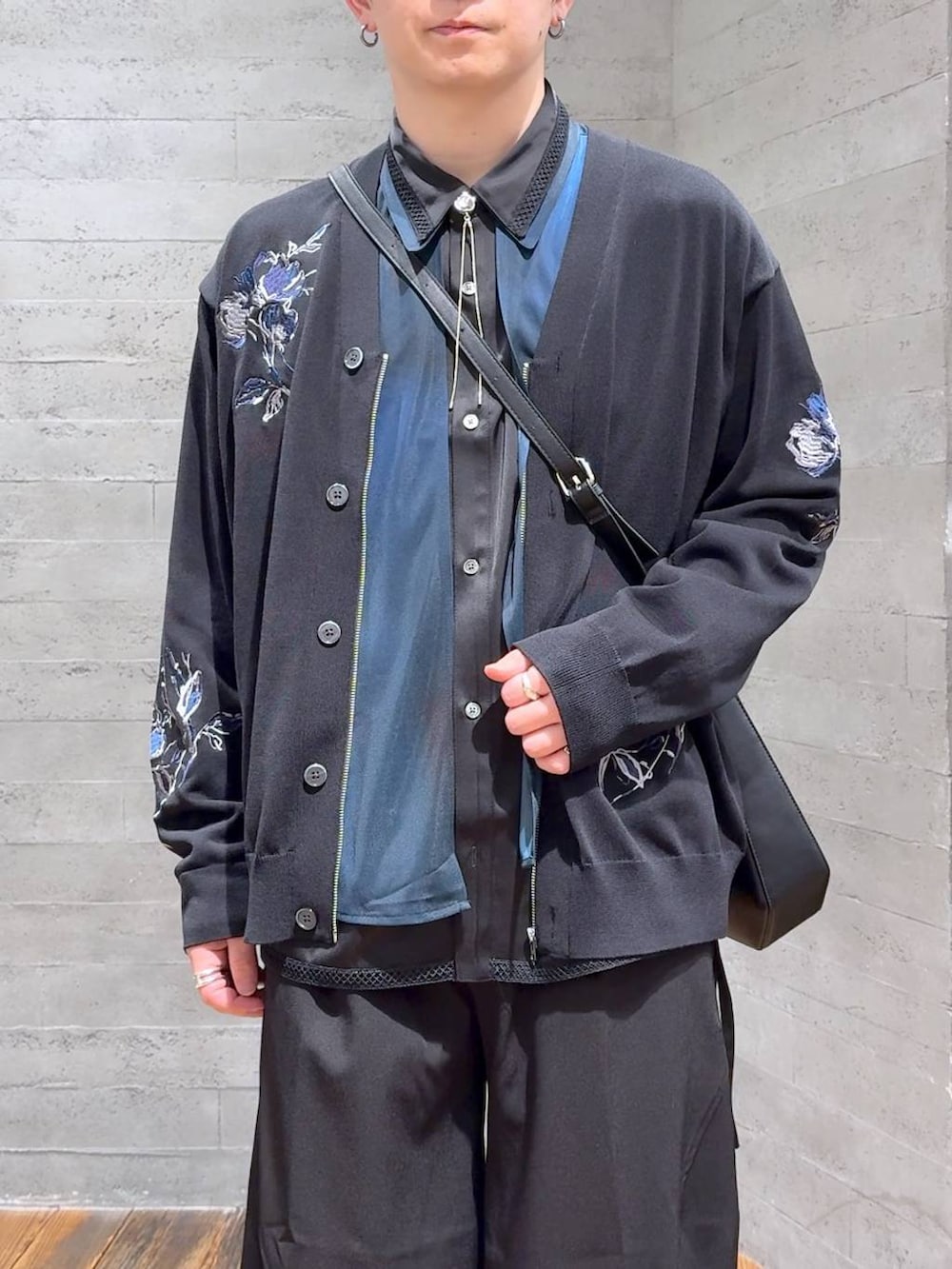 ブラック系のサンダル、ブラック系のスラックス、ブラック系のショルダーバッグを着用したメンズの春コーディネートの5枚目の写真