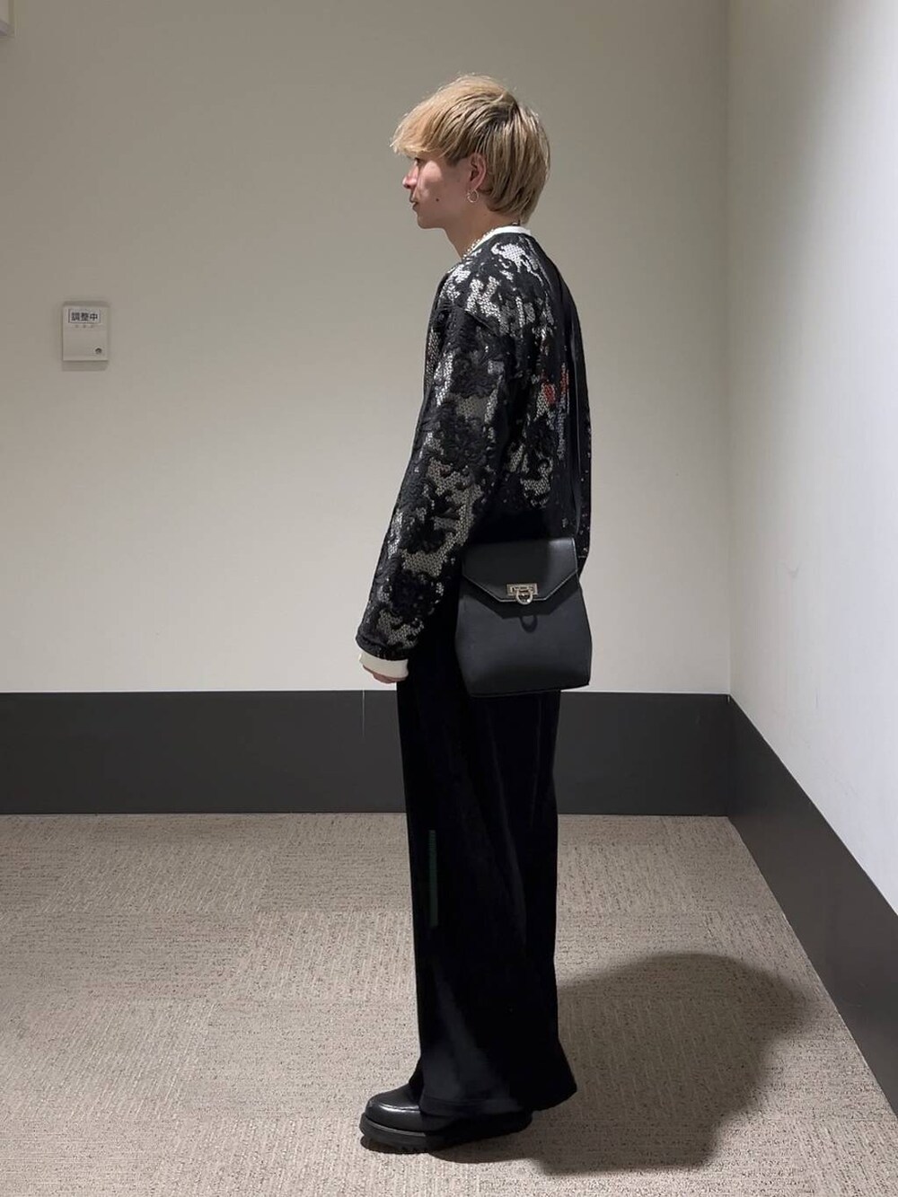 その他のTシャツ/カットソー、ブラック系のTシャツ/カットソー、ブラック系のドレスシューズを着用したメンズの春コーディネートの3枚目の写真