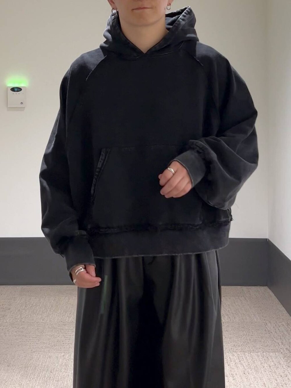 ブラック系のパーカー、ブラック系のその他パンツ、シルバー系のピアス（片耳用）を着用したメンズの秋コーディネートの5枚目の写真