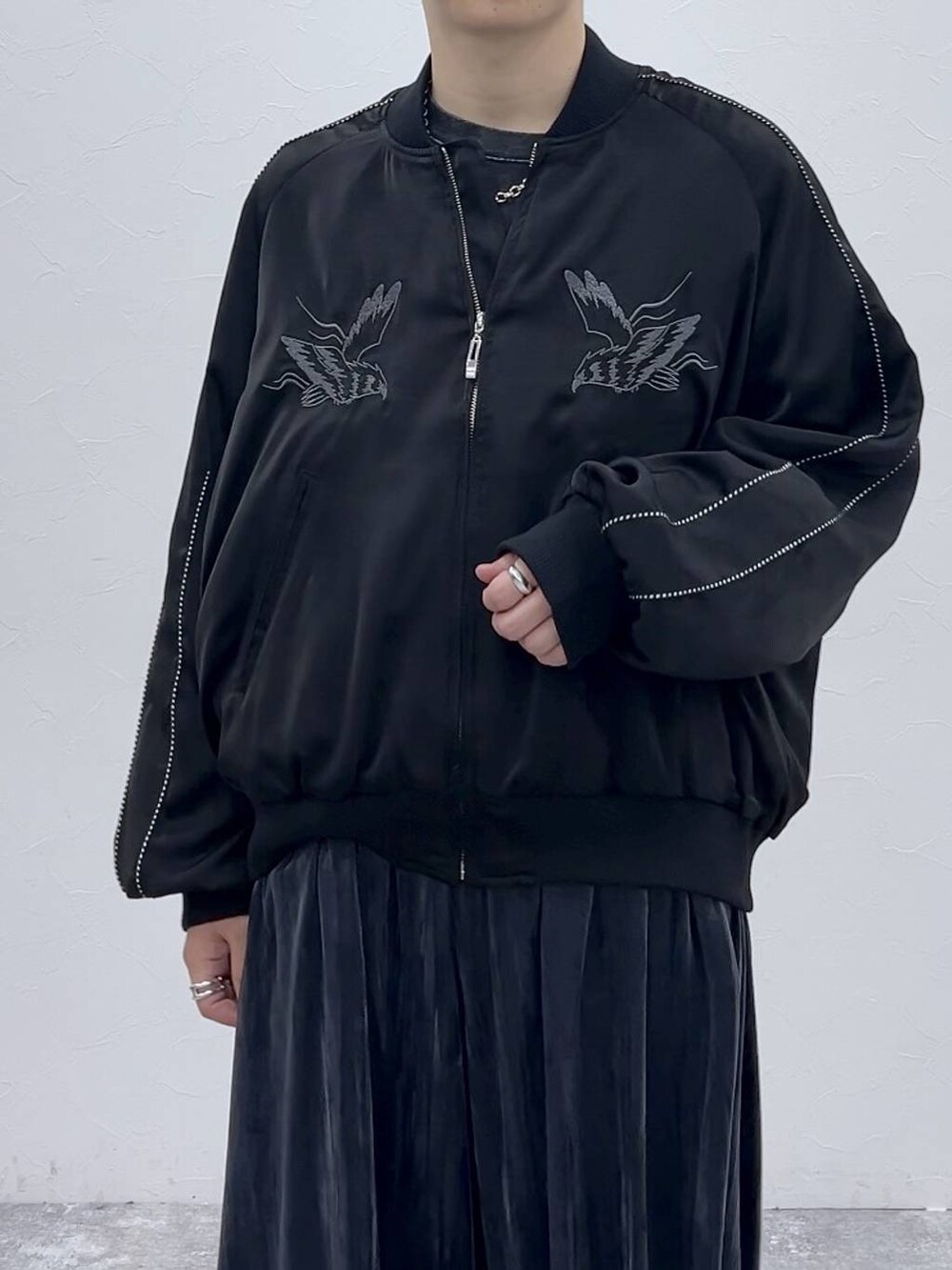 「低身長、きれいめ、オーバーサイズ、HARE、ワイドパンツ、ブルゾン、ブーツ、秋コーデ、高見え」｜「HAREのシシュウスカジャン(HARE)（スカジャン、ブラック系）」を使った、HARE     もりたいさん（メンズ・168cm）の秋コーディネートの5枚目の写真