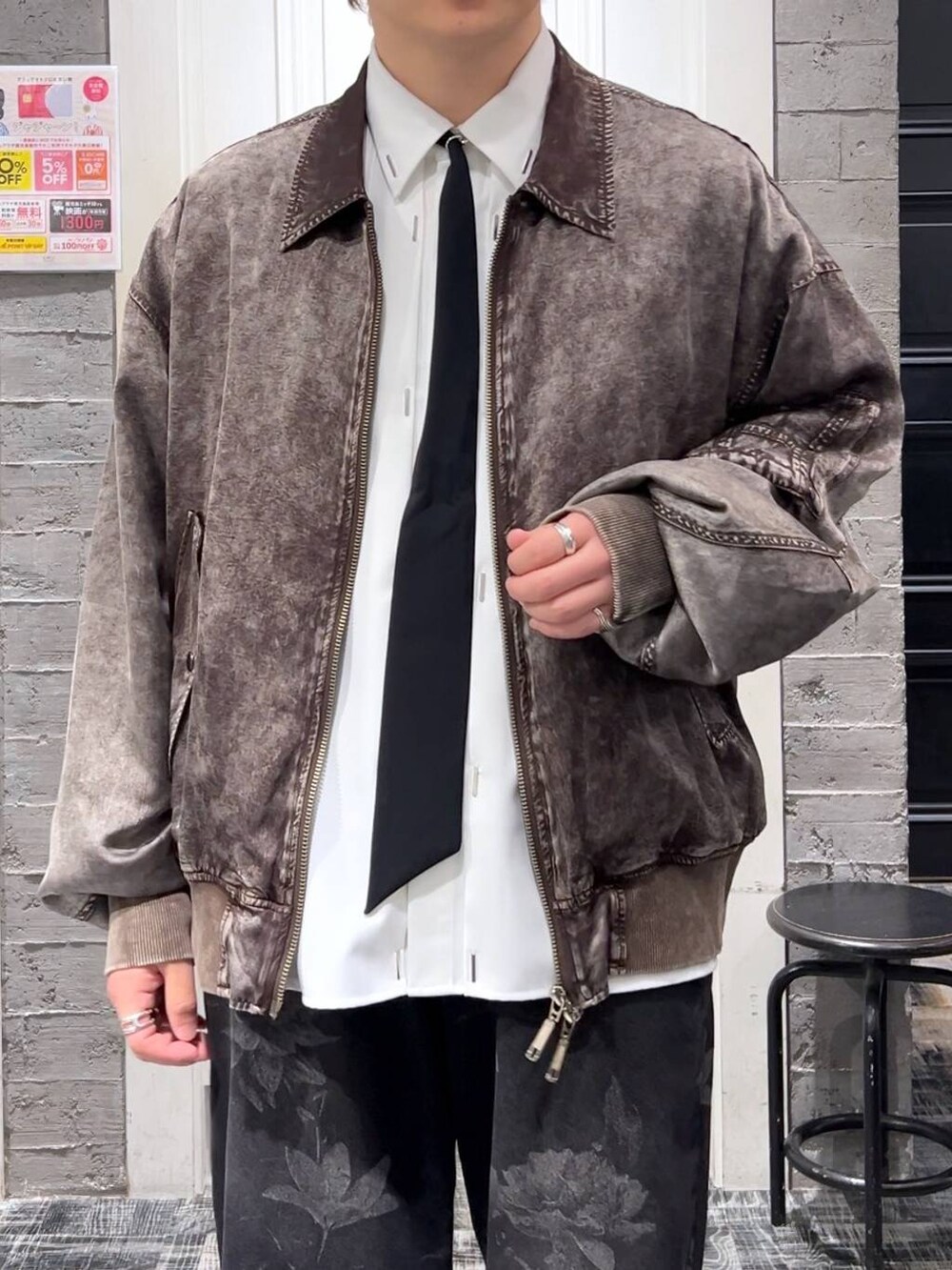 ブラック系のドレスシューズ、ブラウン系のブルゾン、ブラック系のデニムパンツを着用したメンズの冬コーディネートの5枚目の写真