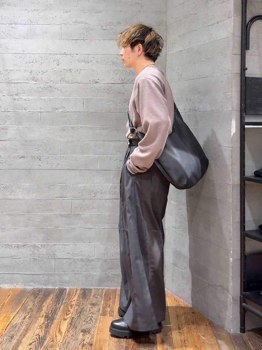 「低身長、きれいめ、オーバーサイズ、HARE、ワイドパンツ、Tシャツ、ショルダーバッグ、モード、秋コーデ」｜「HAREのウェスタンバックルベルト(HARE)（ベルト、ブラック系）」を使った、HARE     もりたいさん（メンズ・168cm）の秋コーディネートの4枚目の写真