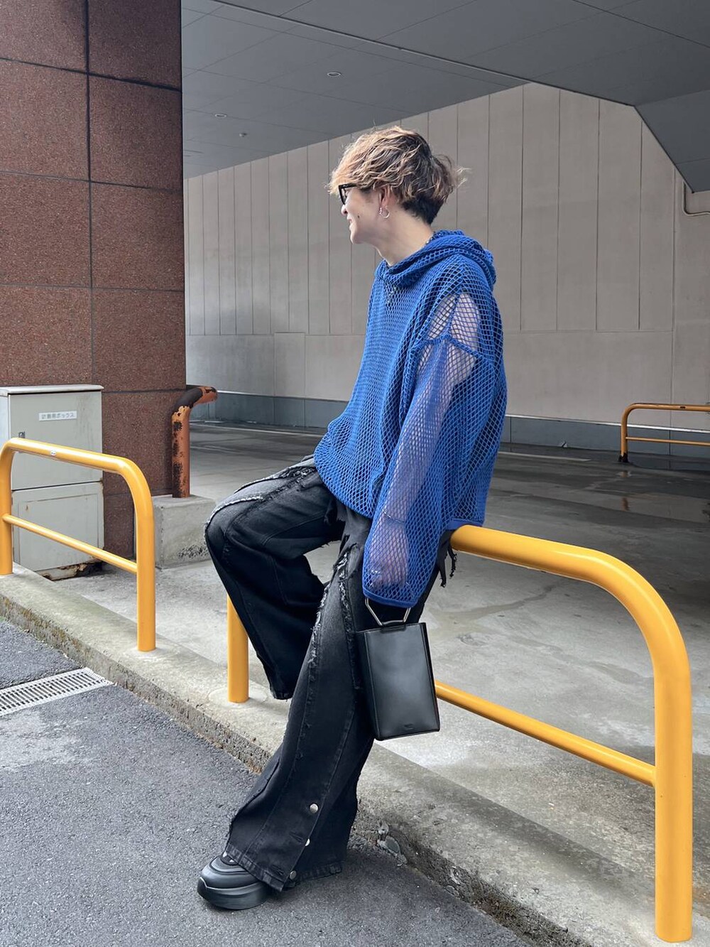 ブラック系のスニーカー、ブラック系のショルダーバッグ、ブラック系のTシャツ/カットソーを着用したメンズの夏コーディネートの2枚目の写真