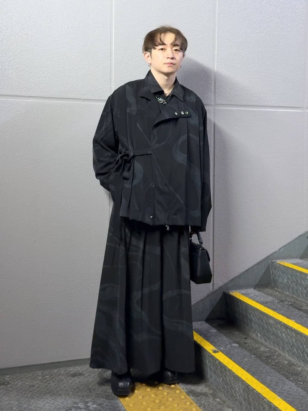 グレー系のその他パンツ、ブラック系のブーツ、グレー系のシャツ/ブラウスを着用したメンズの春コーディネートの2枚目の写真