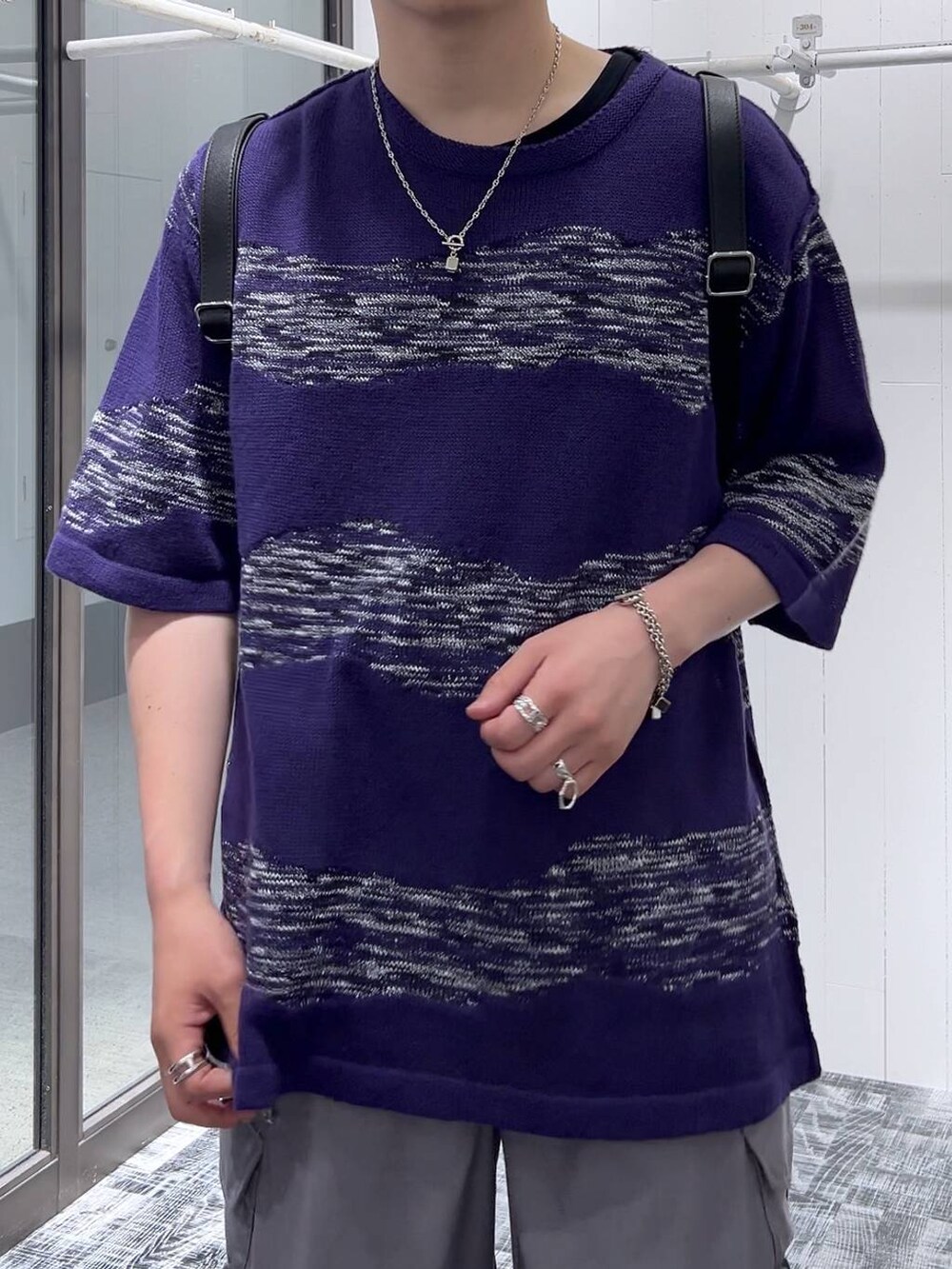 ブラック系のサンダル、グレー系のカーゴパンツ、ブラック系のショルダーバッグを着用したメンズの夏コーディネートの4枚目の写真