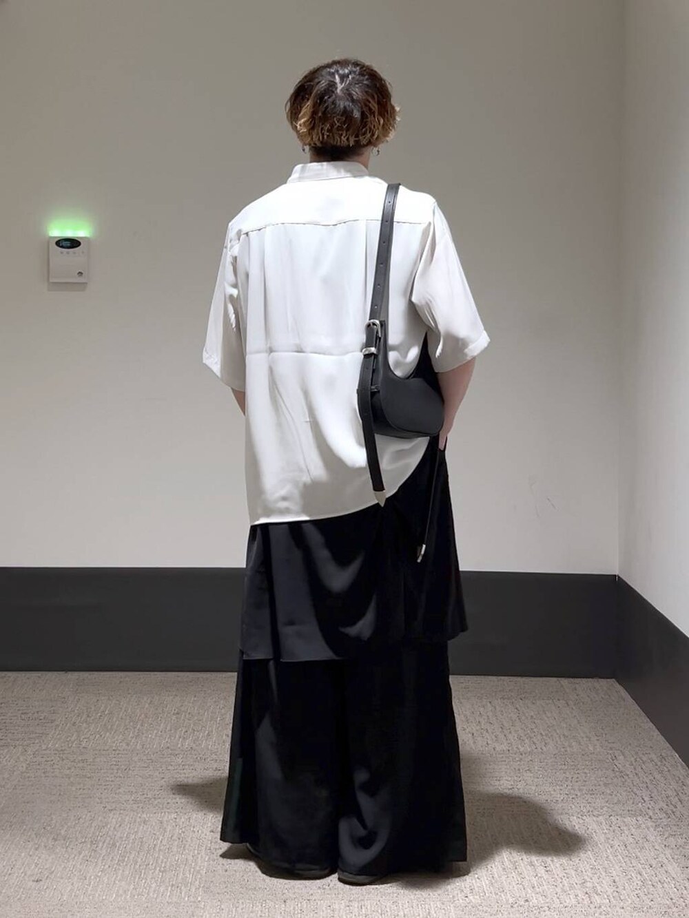 ホワイト系のシャツ/ブラウス、ブラック系のサンダル、ブラック系のショルダーバッグを着用したメンズの夏コーディネートの4枚目の写真
