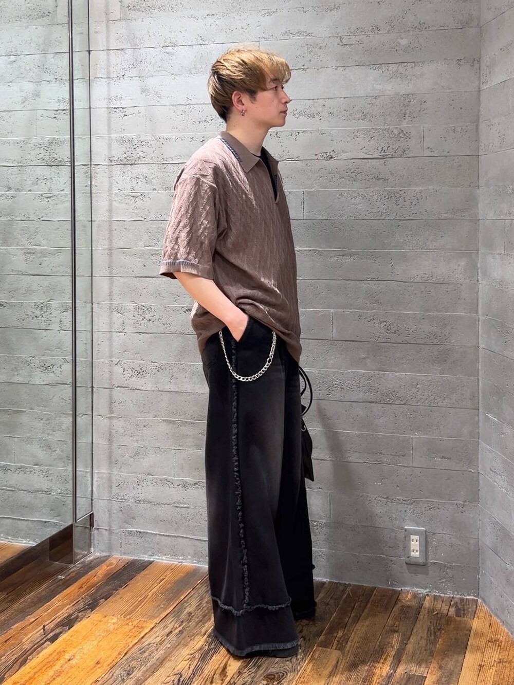 ブラック系のサンダル、ブラック系のデニムパンツ、ブラウン系のポロシャツを着用したメンズの夏コーディネートの2枚目の写真