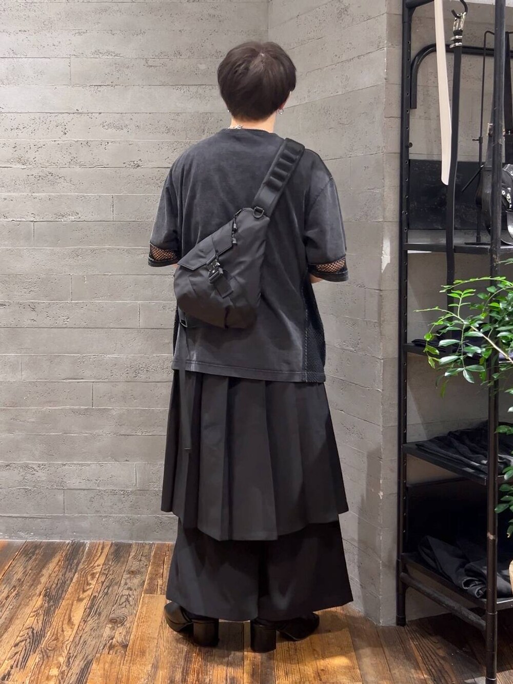 ブラック系のスカート、ブラック系のサンダル、ブラック系のスラックスを着用したメンズの春コーディネートの3枚目の写真