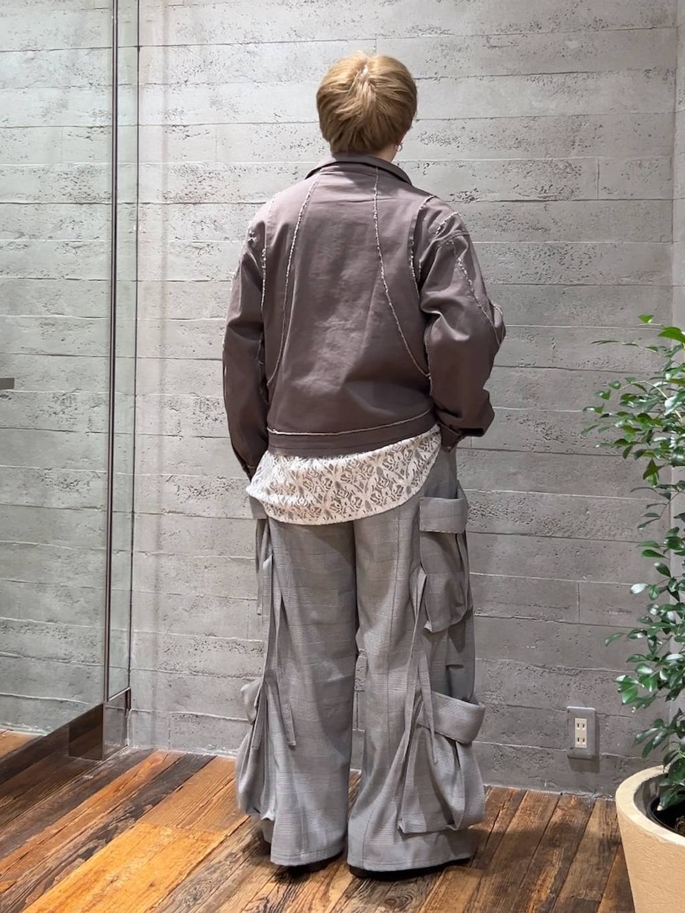 ブラック系のドレスシューズ、グレー系のシャツ/ブラウス、その他のカーゴパンツを着用したメンズの春コーディネートの3枚目の写真