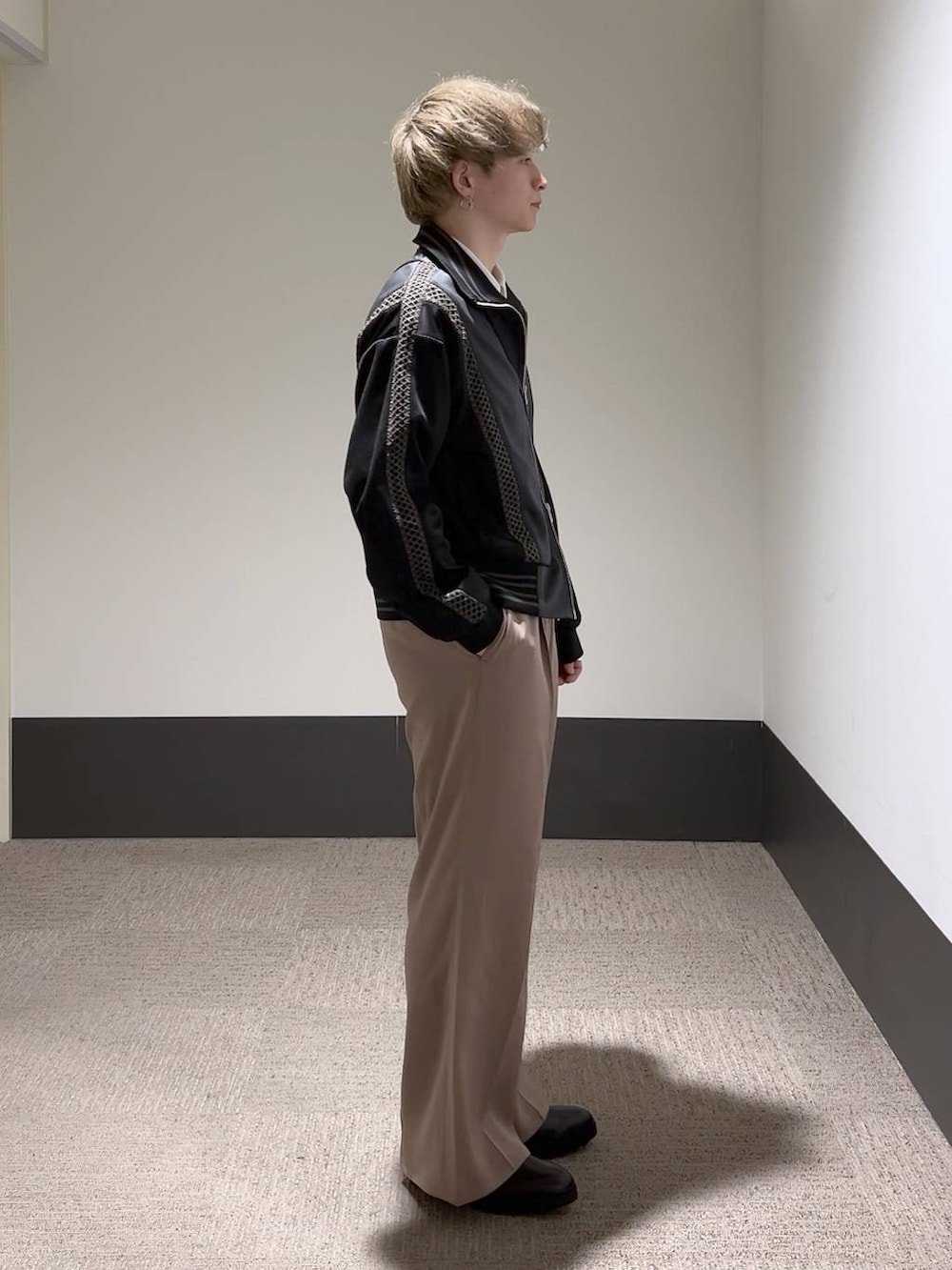 ピンク系のスラックス、ホワイト系のシャツ/ブラウス、ブラック系のドレスシューズを着用したメンズの冬コーディネートの4枚目の写真