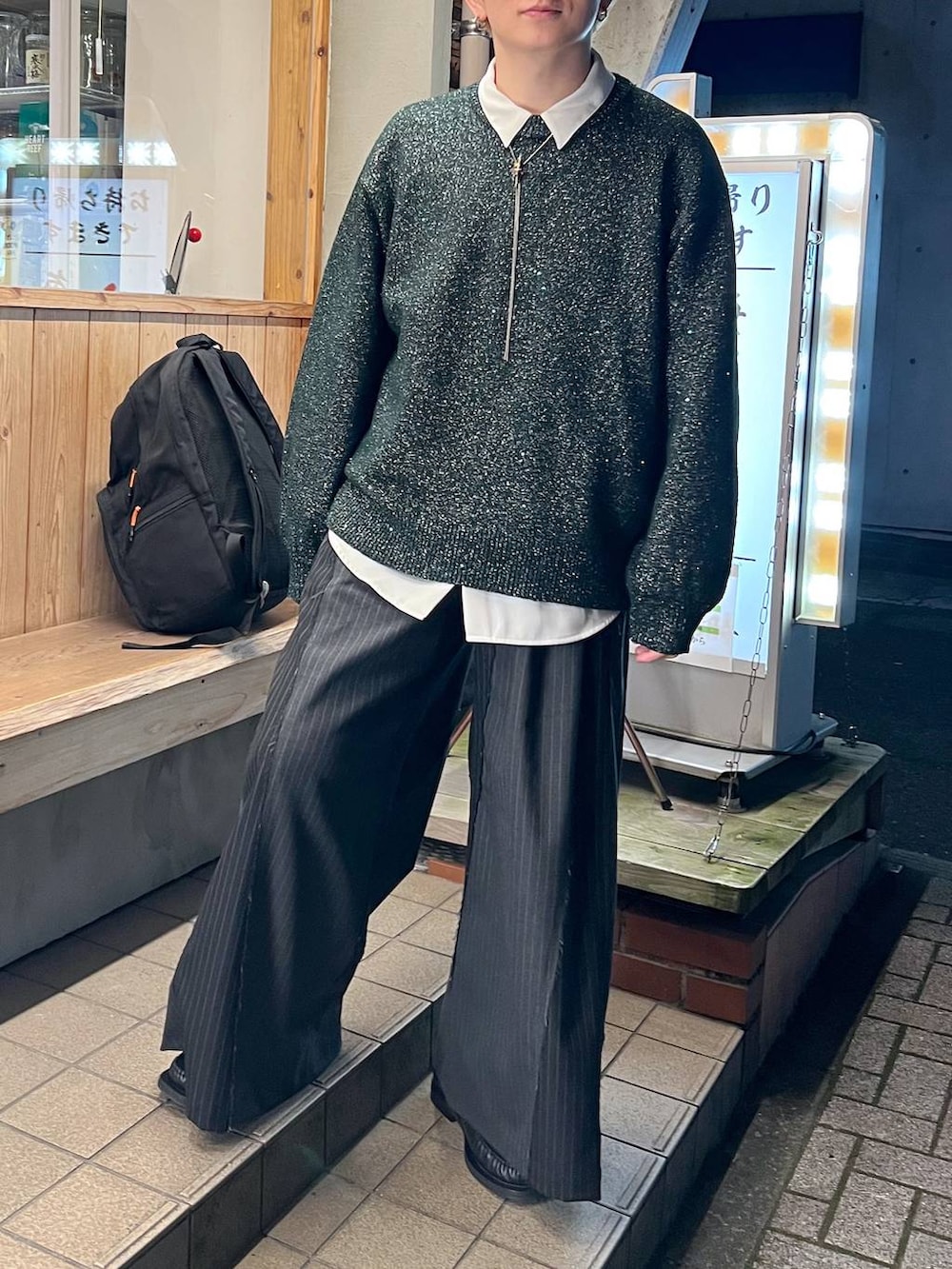 ブラック系のパーカー、グリーン系のニット/セーター、ブラック系のその他パンツを着用したメンズの冬コーディネートの8枚目の写真