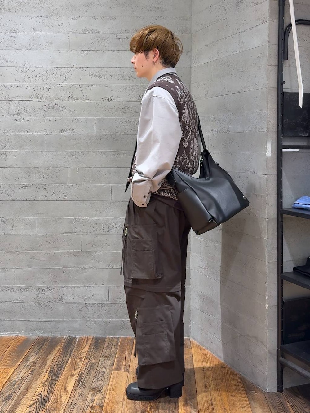 ブラック系のネクタイ、ブラック系のサンダル、ブラウン系のカーゴパンツを着用したメンズの春コーディネートの4枚目の写真