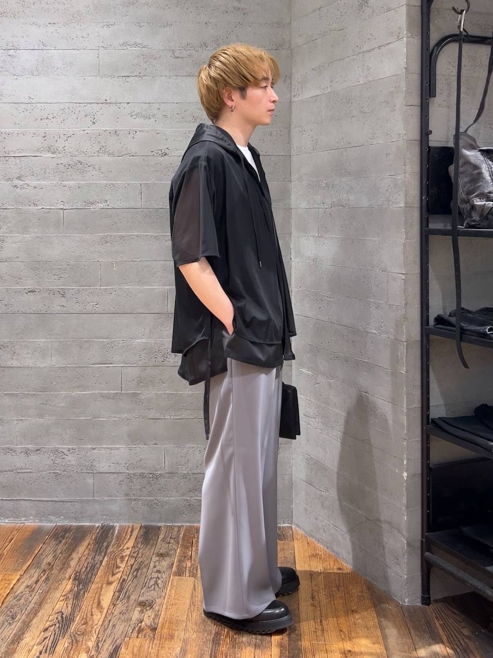 「モード、オーバーサイズ、HARE、ワイドパンツ、タンクトップ、シャツ、夏コーデ、低身長、きれいめ」|「HAREの【SET UP対応】TOROMIワイドパンツ(HARE)(スラックス、グレー系)」を使った、HARE もりたいさん(メンズ・168cm)の春コーディネートの2枚目の写真