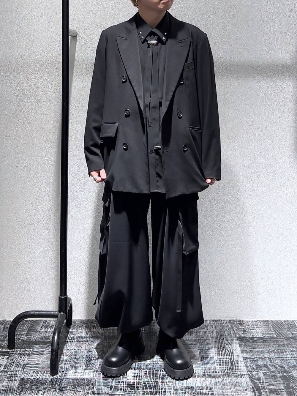 ブラック系のブーツ、ブラック系のテーラードジャケット、ブラック系のシャツ/ブラウスを着用したメンズの冬コーディネートの2枚目の写真