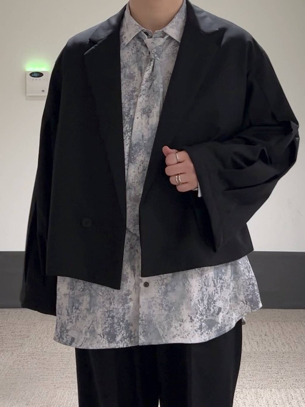 ブラック系のスラックス、ブラック系のドレスシューズ、ブラック系のテーラードジャケットを着用したメンズの秋コーディネートの5枚目の写真